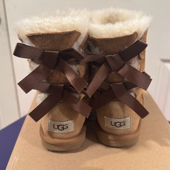 Girls Bailey Bow Uggs - Picture 2 of 7